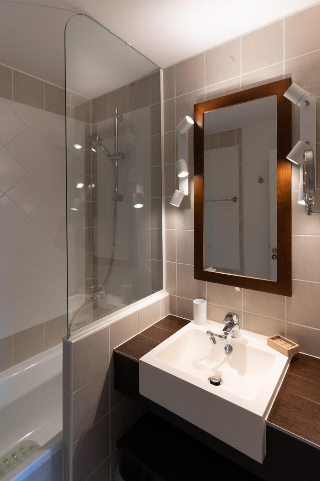 Beautiful Flat With Swimming Pool Tennis Court And Private Car Parking 264