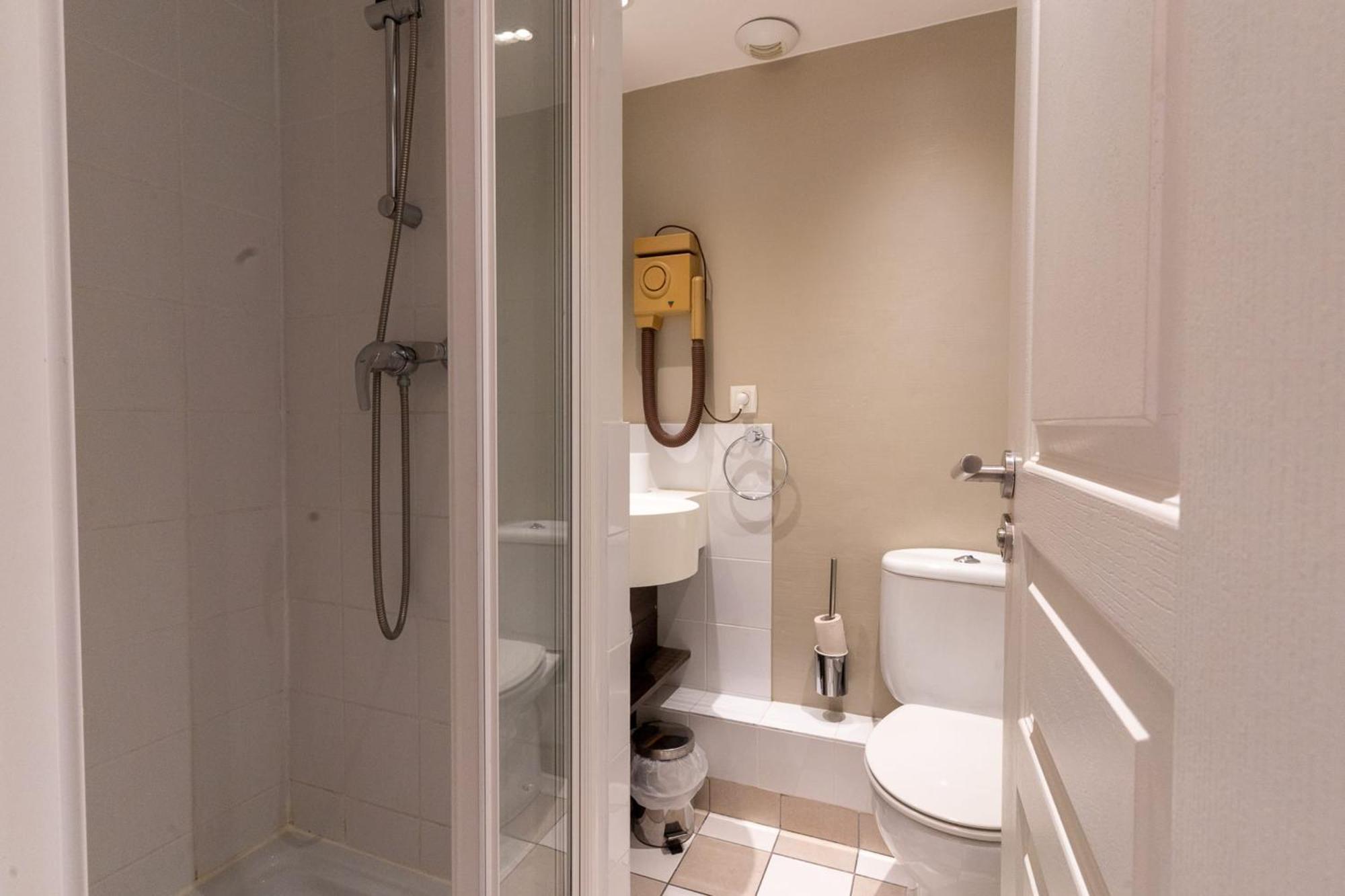 Beautiful Flat With Swimming Pool Tennis Court And Private Car Parking 264