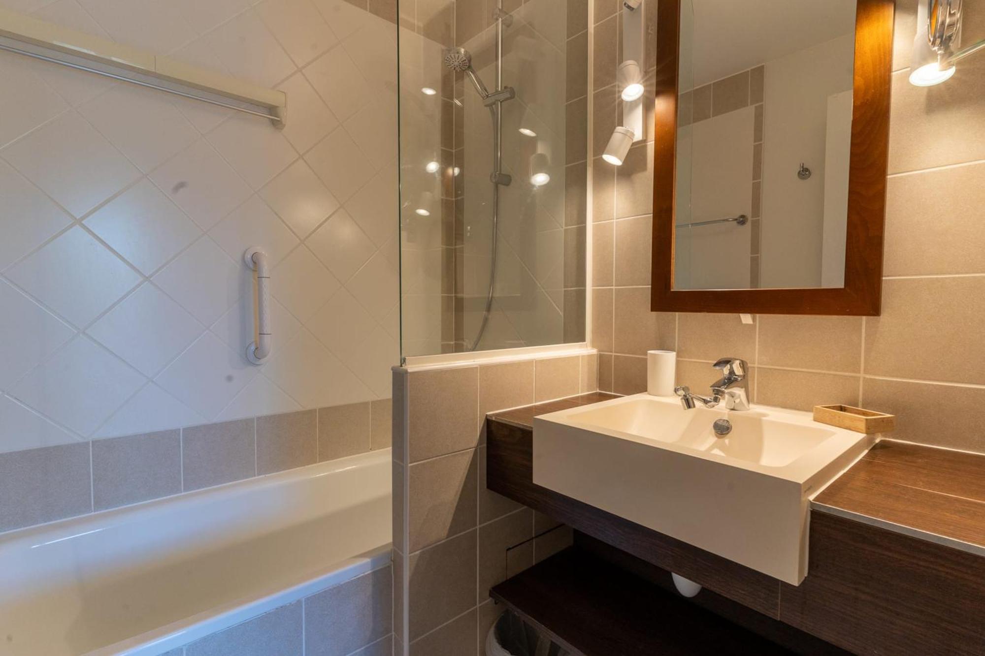 Appartement Beautiful Flat With Swimming Pool Tennis Court And Private Car Parking 264