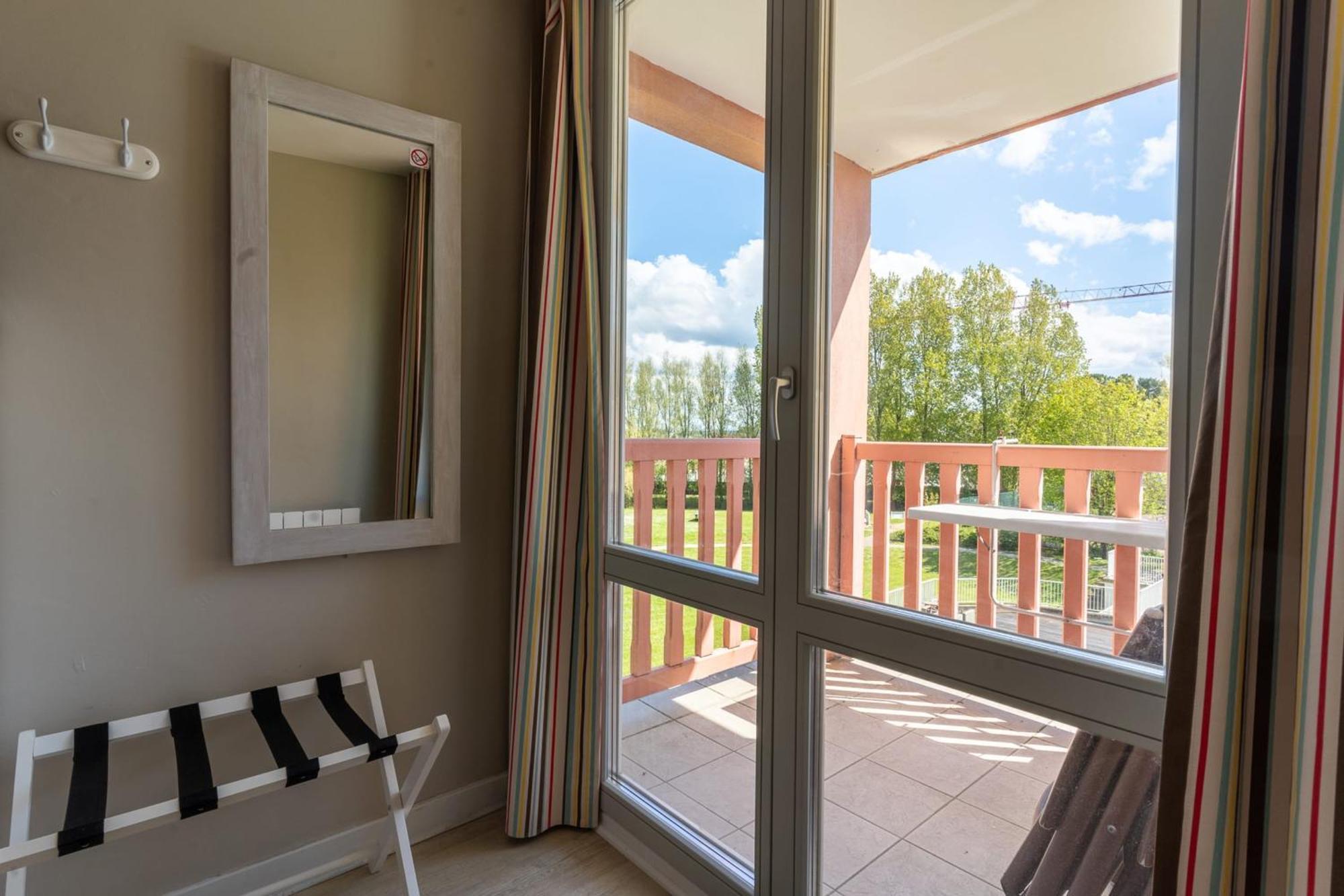 Beautiful Flat With Swimming Pool Tennis Court And Private Car Parking 264